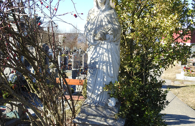 Marienstatue im Pfarrfriedhof
